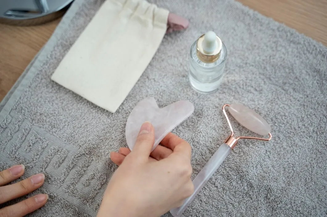 close-up-hand-holding-gua-sha-to